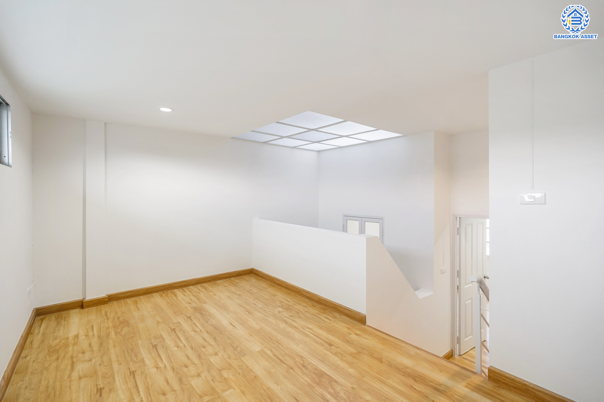 ทาวน์เฮ้าส์มือสองนนทบุรี ม.สรานนท์ ติวานนท์-ปากเกร็ด ทาวน์เฮ้าส์ 3ชั้นครึ่ง เนื้อที่ 18 ตร.ว. ฟังก์ชัน 4 ห้องนอน 3 ห้องน้ำ จอดรถได้ 2 คัน พร้อม Living Room กว้างขวาง บนทำเลติดถนนติวานนท์ ใกล้เซ็นทรัลแจ้งวัฒนะ และรถไฟฟ้าสายสีชมพู "สถานีแยกปากเกร็ด"